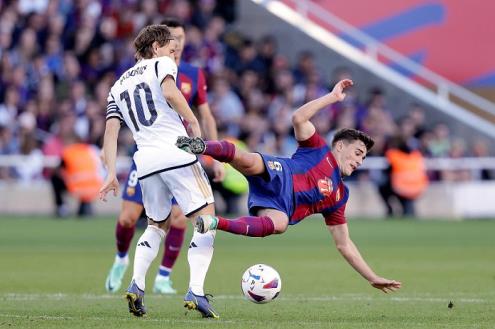 كيف تفوق برشلونة على ريال مدريد في كل شيء إلا نتيجة الكلاسيكو؟ (تحليل رقمي)